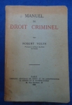 Direito - Manuel de Droit Criminel - Autor: Robert Vouin - Francês - Editora: LGDEJ - 1949 - Brochura, 450 pags,capa desbotada, capa,corte do livro e paginas amareladas com manchas devido a ação do tempo e a qualidade do papel, lombada com descascado, obra sem riscos, formato do livro 13x20 cm.**é uma obra clássica da doutrina jurídica francesa.O manual é frequentemente citado em tribunais superiores, como o STJ no Brasil, para fundamentar conceitos de imputabilidade e responsabilidade penal.