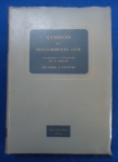 Direito - Código de procedimento civil (Edición concordada y actualizada con las reformas posteriores a su promulgación, mediante notas del profesor) - Autor: Eduardo J. Couture - Espanhol - Editora: CED - 1952 - Capa cartonada, 450 pags, com assinatura do antigo proprietário Dr. Oswaldo Lia Pires, capa desbotada, capa,corte do livro e paginas amareladas com manchas, lombada com descascado, formato do livro 17x24 cm.**A obra é uma edição clássica e fundamental do direito processual uruguaio. Couture, renomado especialista em direito processual uruguaio, não apenas atualizou o texto legal com as reformas vigentes, como também enriqueceu a obra com notas atualizadas, jurisprudência e comentários doutrinários. As anotações de Couture abrangem reformas processuais, a sistematização de normas dispersas e a aplicação dos princípios do direito processual civil.