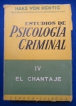 Direito - Estudos de Psicología criminal Vol.4: El chantaje - Autor: Hans Von Hentig - Espanhol - Editora: Espasa-Calpe - 1961 - Brochura,326 pags, capa,corte do livro e paginas amareladas com manchas devido a ação do tempo e a qualidade do papel, corte do livro serrilhado, capa desbotada e com cortes, com assinatura do antigo proprietário Dr. Oswaldo Lia Pires, formato do livro 15x23 cm.***é uma obra fundamental dentro da criminologia e da vitimologia.A obra faz parte de uma série de estudos psicológicos sobre diferentes tipos de crimes. Análise do Chantagista e da Vítima: Von Hentig analisa a chantagem não apenas do ponto de vista do autor do crime, mas, fundamentalmente, na interação entre o chantagista e a vítima.
 Psicologia do Crime: O livro explora as motivações psicológicas, as técnicas utilizadas para a extorsão e o perfil do Chantagista.
 Vitimologia: É um dos trabalhos que consolidou a visão de Von Hentig sobre a `vítima ativa` ou `vítima precipitante`, sugerindo que, em casos como a chantagem, o comportamento da vítima pode influenciar ou facilitar a ação do criminoso, colocando-se em posições de vulnerabilidade.