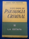 Direito - Estudos de Psicología criminal Vol.3: La estafa - Autor: Hans Von Hentig - Espanhol - Editora: Espasa-Calpe - 1960- Brochura,240 pags, capa,corte do livro e paginas amareladas com manchas devido a ação do tempo e a qualidade do papel, corte do livro serrilhado, capa desbotada e com cortes, com assinatura do antigo proprietário Dr. Oswaldo Lia Pires,varias paginas lacradas, formato do livro 15x23 cm.**é uma obra fundamental na literatura criminológica que analisa a psicologia por trás do crime de estelionato.A obra aborda `a imagem que o estelionatário projeta`, a `vítima voluntária` e a dinâmica psicológica entre ambos.Hans von Hentig, um dos pais da vitimologia, analisa neste volume a psicologia por trás do crime de estelionato, focando não apenas no criminoso, mas também na personalidade e no comportamento da vítima.