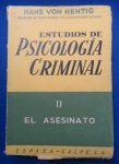 Direito - Estudos de Psicología criminal Vol.2: El Asesinato - Autor: Hans Von Hentig - Espanhol - Editora: Espasa-Calpe - 1960 - Brochura,296 pags, capa,corte do livro e paginas amareladas com manchas devido a ação do tempo e a qualidade do papel, corte do livro serrilhado, capa desbotada e com cortes, com assinatura do antigo proprietário Dr. Oswaldo Lia Pires, formato do livro 15x23 cm.***é uma obra fundamental da criminologia moderna, o volume foca especificamente na psicologia do assassinato. Neste volume, Von Hentig analisa a figura do assassino e a dinâmica do crime sob uma perspectiva psicológica. O autor é amplamente reconhecido por ser um dos pioneiros da Vitimologia, introduzindo a ideia de que a relação entre criminoso e vítima é muitas vezes uma interação complexa, e não apenas um ato unilat