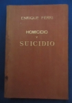 Direito - Homicidio y Suicidio 1ªEdição - Autor: Enrique Ferri - Espanhol - Editora: Reus - 1934 - Capa dura em linho,320 pags, corte do livro e paginas amareladas com manchas devido a ação do tempo e a qualidade do papel, capa com manchas, obra sem riscos, formato do livro 15x22 **é um pilar da Escola Positiva de Criminologia. A obra é dividida em seis capítulos fundamentais, seguidos de uma resposta polêmica e apêndices estatísticos: 
 Capítulo I - O direito e o dever de viver: Ferri discute a natureza jurídica da vida, abordando direitos inalienáveis e a autonomia individual sobre a própria existência.
 Capítulo II - Consentimento para a morte: Analisa a validade jurídica do consentimento da vítima em casos de morte assistida ou pactos de morte.
 Capítulo III - Formas de Homicídio-Suicídio: Classifica as diferentes manifestações desse crime complexo, como pactos de suicídio ou o assassinato de entes queridos seguido da morte do autor.
 Capítulos IV, V e VI - Legislação, Casuística e Jurisprudência: O autor examina como as leis da época tratavam esses casos, apresenta exemplos reais (casuística) e analisa decisões judiciais relevantes.
 Apêndice Especial: Inclui o ensaio `A evolução do suicídio ao homicídio nos dramas de amor`, escrito por Scipio Sighele, que explora a psicologia passional envolvida nesses crimes.