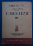 Direito - Lecciones sobre el proceso penal Vol.3 (Colección ciencia del proceso; 9) - Autor: Francesco Carnelutti (Trad. Santiago Sentís Melendo - Prólogo por Niceto Alcalá Zamora y Castillo) - Espanhol - Editora: EJEA - 1950 - Brochura, 218 pags, capa desbotada, capa, corte do livro e paginas amareladas com manchas devido ação do tempo e a qualidade do papel, corte do livro serrilhado, lombada com descascado, com pequena anotação na folha de rosto, formato do livro 16x24 cm.**O Volume 3 faz parte da prestigiada `Coleção Ciência do Processo` (número 9) e centra-se especificamente na Estrutura do processo penal , abordando tópicos fundamentais como: 
 Atores processuais: O estudo dos sujeitos envolvidos no julgamento.
 Governança processual: a direção e as funções dentro da estrutura legal.
 Coerência dos atos: A validade e a natureza das ações processuais.
