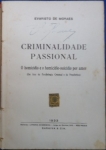 Direito - Criminalidade passional: O homicidio e o homicidio-suicidio por amor (Em face da psychologia criminal e da penalistica) - Autor: Evaristo de Moraes - Português Br - Editora: Saraiva & Cia - 1933 - Capa dura, 200 pags, capa desbotada, corte do livro e paginas amareladas com manchas, algumas paginas com sublinhados e grifos, formato do livro 16x23 cm.**é uma obra pioneira da literatura jurídica brasileira. O livro analisa o crime passional sob a ótica da psicologia criminal e da penalística, discutindo a responsabilidade penal e o estado emocional do autor. O livro é um documento histórico relevante para o estudo do direito penal e das emoções no Brasil, abordando o crime passional não apenas como um fato jurídico, mas também como um fenômeno psíquico.