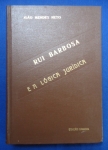 Direito - Rui Barbosa e a lógica jurídica (Ensaio de prática da argumentação) 2ªEdição Correta e Aumentada - Autor: João Mendes Neto - Português Br - Editora: Saraiva - 1949 - Capa dura, 223 pags, corte do livro e paginas amareladas com manchas devido a ação do tempo e a qualidade do papel, capa desbotada, obra sem riscos, formato do livro 16x23 cm.**é um estudo clássico sobre a argumentação jurídica, tomando o pensamento e a prática de Rui Barbosa como modelo de excelência na advocacia brasileira. Analisa a aplicação da lógica e da retórica no Direito, com base nos trabalhos de Rui Barbosa. 
 Esta obra é considerada relevante para o estudo da retórica e do pensamento jurídico de um dos maiores oradores e juristas do Brasil.