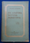 Direito - Da legítima defesa subjetiva (2ªEdição corrigida e aumentada) - Autor: Pedro Vergara - Português Br - Editora: Livraria Boffoni - 1949 - Brochura, 313 pags, capa desbotada, capa,corte do livro e paginas amareladas com manchas, lombada com descascado, algumas paginas com sublinhados e grifos, formato do livro 16x23 cm.** é um clássico da doutrina penal brasileira que explora a transição entre a análise objetiva do crime e a valoração do psiquismo do agente.Nesta 2ª edição, o autor aprofunda a tese de que a legítima defesa não deve ser avaliada apenas por critérios mecânicos ou matemáticos, mas sim pela percepção psicológica do agredido no momento da ação. Publicada originalmente em 1929 e expandida em 1949, a obra influenciou a aplicação do Código Penal de 1940, oferecendo subsídios para juízes entenderem a legítima defesa putativa e subjetiva.