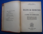 Direito - Delito de homicídio Vol.1: O dolo no homicídio (Modalidades do dólo suas causas excludentes irresponsabilidade) - Autor: Pedro Vergara - Português Br - Editora: Livraria Jacinto - 1943 - Capa dura, 520 pags, capa desbotada,lombada com descascado, corte do livro e paginas amareladas com manchas, algumas paginas com sublinhados e grifos a caneta, formato do livro 16x23 cm.**é uma obra clássica da doutrina penal brasileira que aborda os elementos subjetivos do crime de homicídio. ópicos centrais abordados na obra, com base no sumário da época:O Dolo no Homicídio (Pedro Vergara) Causas Excludentes (Ilicitude e Culpabilidade)**Irresponsabilidade (Imputabilidade)Nota: Por ser uma obra de 1943, a interpretação técnica do dolo e excludentes reflete o Código Penal de 1940 em sua redação original, antes das diversas reformas modernas.