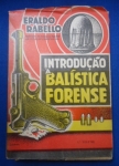 Direito - Introdução à balística forense Vol.1: Parte primeira, Conhecimentos fundamentais - Autor: Eraldo Rabello - Português Br - Editora: não identificado - 1967 - Brochura com sobre capa,311 pags, capa desbotada, capa,corte do livro e paginas amareladas com manchas, sobre capa com rasgos, com dedicatória do autor para o Dr. Oswaldo Lia Pires,formato do livro 16x24 cm.**A obra é considerada um pilar da criminalística brasileira. O Volume 1: Conhecimentos Fundamentais foca na base técnica e teórica necessária para o perito, abordando: Definições e Conceitos:**Divisão da Balística: :Balística Interna::Balística Externa: Balística Terminal (ou de Efeitos)::Identificação de Armas: