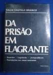 Direito - Da prisão em flagrante: Doutrina, Legislação, jurisprudência, postulações em casos concretos - Autor: Tales Castelo Branco - Português Br - Editora: Saraiva - 1980 - Capa dura com sobre capa, 523 pags, paginas levemente amarelada, livro em bom estado,sem riscos, formato do livro 16x24 cm.***O autor verticaliza o estudo em temas complexos como: 
 Espécies de flagrância (próprio, impróprio, presumido e preparado).Procedimento em crimes permanentes, continuados e habituais.Relação entre prisão em flagrante, crimes organizados e juizados especiais.**Questões sobre o relaxamento de prisão ilegal e o impacto de novas leis no sistema processual.