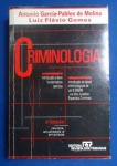 Direito - Criminologia: Introdução a seus fundamentos teóricos: Introdução às bases criminológicas da lei 9.099/95, Lei dos juizados especiais criminais 2ªEdição Revista, Atualizada e ampliada - Autor: Antonio García-Pablos de Molina e Luiz Flávio Gomes - Português Br - Editora: revista dos tribunais - 1997 - Brochura, 517 pags, capa,corte do livro e paginas amareladas, algumas paginas com sublinhados e grifos a caneta, capa desbotada e com descascado, formato do livro 14x21 A obra analisa os fundamentos criminológicos que sustentam a justiça consensual e reparadora no Brasil, destacando a transição de um modelo retributivo para a mediação, conciliação e reparação de danos.