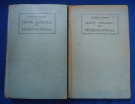 Direito - Parte general del derecho Penal 2 Volumes (Biblioteca de la revista cubana de derecho Serie B. I.) - Autor: Eugenio Florian - Espanhol - Editora: Habana - 1929 - Livro 1 Capa dura, 643 pags, corte do livro e paginas amareladas com manchas devido a ação do tempo e a qualidade do papel, capa e lombada amassada com manchas, obra sem riscos ,formato do livro 16x24 cm.**********Livro 2 Capa dura, 492 pags, corte do livro e paginas amareladas com manchas devido a ação do tempo e a qualidade do papel, capa e lombada amassada com manchas, obra sem riscos ,formato do livro 16x24 cm.****Vol. 1: Abrange a Introdução e o Livro Primeiro, tratando do conceito, conteúdo e aplicação da lei penal.
 Vol. 2: Foca no estudo do delinquente (sujeito da imputabilidade) e do fato punível em geral.
 Contexto: Embora publicada em Cuba, a obra reflete a profunda influência da doutrina italiana, da qual Florian era um dos maiores expoentes, sendo amplamente utilizada para o estudo do Direito Comparado na época.
