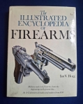 Livro - Illustrated Encyclopedia of the World`s Firearms - Ian V. Hogg - A&W Publishers, Incorporated - 1980 - capa dura original em bom estado, levemente amarelado pela ação do tempo.