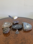 Conjunto de pedras decorativas, composto por fatias e fragmentos de pedras estilo ágata e drusa, além de escultura em formato de ave esculpida em pedra, apoiada sobre base mineral. Altura da ave: 12,5cm. Peças com variações naturais de tonalidade e textura, próprias do material.