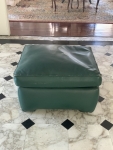 Puff em couro na cor verde, com almofada superior e base estofada. Medidas: 40cm de altura; assento 60x67cm. Apresenta desgastes naturais do tempo e uso no revestimento.