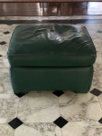 Puff em couro na cor verde, com almofada superior e base estofada. Medidas: 40cm de altura; assento 60x67cm. Apresenta desgastes naturais do tempo e uso no revestimento.