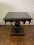 Mesa lateral em madeira, com tampo quadrado, saia ornamentada com detalhes em balaustres e base central torneada sobre plinto quadrado. Altura: 49cm. Medidas: 55x55cm. Apresenta sinais compatíveis com o tempo e uso.
