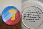 Oswaldo de Lia Pires, prato decorativo com pintura à mão datado de 2003, com composição abstrata policromada. Consta no verso inscrição manuscrita de próprio punho e assinada pelo renomado advogado. Diâmetro: 30cm. 
