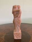 Jamil, escultura em terracota representando casal abraçado. Nº 4/200. Altura: 23cm.
