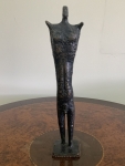 Xico Stockinger, escultura em bronze não assinada, numerada na base 13/30, representando figura masculina estilizada. Altura: 37cm.