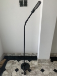 Luminária de chão em metal preto com haste flexível para direcionamento de luz. Sistema de acender e apagar a luz, no pé. Necessita revisão na fiação. Altura aproximada = 1,5m