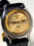 Seiko - Relógio 5 Automatic - 7009 3020 - Funcionando - 37mm. Atenção! Os Relógios estão no estado de conservação USADO e não NOVO, portanto podem precisar de revisão ou restauro e podem conter vícios ou defeitos ocultos não mencionados na descrição ou fotos, o funcionamento descrito é apenas sobre a função relógio, questione todas suas dúvidas antes de efetuar os lances, eles são IRREVOGÁVEIS e IRRETRATÁVEIS! Leia os Termos e Condições e a caixa de informações do leilão em Home no site GOLD.LEL.BR dando ênfase nas Informações Importantes, ao efetuar o lance o arrematante concorda com Datas, Prazos e Regras da casa de leilões É Old but Gold. MUITA ATENÇÃO AS FOTOS, solicitações de mais fotos ou dúvidas devem ser enviadas pelo Whatsapp 11 9 8877 2582.
