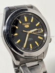 Seiko - Relógio Automatic Black Dial - 7S26 03X0 - Funcionando - 39mm. Atenção! Os Relógios estão no estado de conservação USADO e não NOVO, portanto podem precisar de revisão ou restauro e podem conter vícios ou defeitos ocultos não mencionados na descrição ou fotos, o funcionamento descrito é apenas sobre a função relógio, questione todas suas dúvidas antes de efetuar os lances, eles são IRREVOGÁVEIS e IRRETRATÁVEIS! Leia os Termos e Condições e a caixa de informações do leilão em Home no site GOLD.LEL.BR dando ênfase nas Informações Importantes, ao efetuar o lance o arrematante concorda com Datas, Prazos e Regras da casa de leilões É Old but Gold. MUITA ATENÇÃO AS FOTOS, solicitações de mais fotos ou dúvidas devem ser enviadas pelo Whatsapp 11 9 8877 2582.
