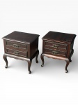 MOBILIARIO, par (2) de mesas cabeceiras confeccionadas em madeira escura, 2 gavetas almofadadas com puxadores metálicos, saia recortada, pés curvos finalizados em cachimbo, apresenta falhas na lâmina da madeira, medindo 51x47x39,5cm.