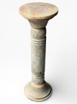 MOBILIARIO, uma (1) coluna confeccionada em pedra sabão, tampo e base circular, corpo com entalahes de caneluras em baixo relevo, apresenta sinais de ranhuras, porém, em bom estado, medindo 82,5x28,5cm.