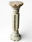 MOBILIARIO, uma (1) coluna confeccionada em pedra sabão, tampo e base circular com recortes na borda, corpo entalhado por caneluras e base por elementos vegetalistas, sinais de ranhuras, porém, em bom estado, medindo 79x26cm.