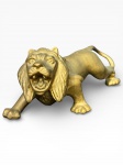 ESCULTURA, uma (1) escultura confeccionada em metal dourado representando leão, apresenta colado em 1 dos pés, medindo 8x19cm.