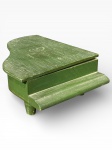 DIVERSOS, uma (1) caixa porta joias no feitio de piano confeccionado em madeira com patina na tonalidade verde, apresentando desgaste na dobradiça, medindo 7,5x16,5x22cm.