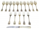 CHRISTOFLE (França, fundada em 1830 por Charles Christofle), dezesseis (16) peças confeccionadas em metal francês espessurado a prata com cabo finalizado em concheado, sendo: A) 5 garfos para sobremesa, B) 10 colheres para sobremesa e C) 1 faca para sobremesa com lâmina serrilhada.