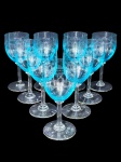 Cristallerie Saint Louis (Saint-Louis-lès-Bitche, Lorraine, França, 1586), oito (8) taças para água confeccionadas em cristal francês na tonalidade azul, lapidadas por gregas e guirlandas florais, haste cilíndrica apoiada sobre base circular, medindo 16x6,5cm. 1 com defeito de fabricação na borda.