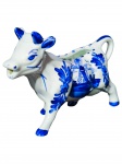 PORCELANA DELFT, uma (1) cremeira confeccionada em porcelana representando vaca, decorado por elementos florais na tonalidade azul, marcado no fundo, bicado na orelha, medindo 9x14x4cm.