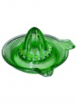 VIDRO, um (1) espremedor de laranja confeccionado em vidro na tonalidade verde, apresenta discretos bicados, medindo 7x14,5x14,5cm.