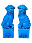 ESCULTURAS ORIENTAIS, Par de esculturas confeccionadas em porcelana esmaltada na tonalidade azul representando Cães de Fó, (Os Cães de Fó são os antigos guardiões dos templos budistas, segundo essa filosofia, são divindades ligadas a proteção e participaram da criação do mundo. A associação entre esses cães e Buda é de grande significado. Os Cães de Fó têm a aparência de um leão. O nome dado a esses guardiões é originário da China. Em chinês antigo a palavra Buda é Fó, que levou ao título original, "Cão de Fó". Os Cães de Fó podem ser encontrados já a partir da Dinastia Han. Sua primeira aparição foi na arte chinesa, que remonta a cerca de 208 aC a 221 dC. Especula-se se que os primeiros leões foram levados a China vindos da África e oriente médio, como eram mortos para serem levados os chineses enxergavam os grandes animais como criaturas dóceis e os associavam pela nobreza e tamanho a nobres protetores. Buda foi algumas vezes retratado nas costas da grande besta, mas é mais comum encontrarmos os Cães de Fó exibidos em uma poderosa posição de guarda. A criatura é normalmente apresentada segurando uma lança na sua pata. Esta foi a representação encontrada para desencorajar eventuais demônios e maus espíritos a adentrar os recintos e lugares que guardavam. Os Cães de Fó se apresentam de muitas formas, tamanhos, materiais diferentes, e cores. Seus rostos têm um ar brincalhão, e quase diabólico é seu olhar; seus olhos estão abertos normalmente com uma pequena mancha no meio. Este aspecto ameaçador é o que dá a idéia de proteção contra maus espíritos. É importante ressaltar que o Cão de Fó também é conhecido como o Cão Celestial, e o Cão da Felicidade. O animal é um símbolo de energia e de valor, e é muitas vezes, a maioria delas, representado em casal. O masculino tem aos pés uma bola que simboliza o mundo, enquanto que o feminino se ocupa de um filhote), medindo 12cm de altura.