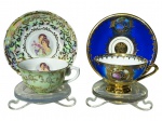 PORCELANAS, lote com duas (2) xícaras para café de coleção com seus respectivos pires confeccionados em porcelana, sendo; A) LUIZ XV, esmaltado na tonalidade azul, decorado por cena galante em policromia e arremates em ouro, medindo 5x9x7cm e B) REAL, esmaltagem furtacor, decorado por figuras femininas em policromia e guirlanda floral em ouro, medindo 4x8,5x7cm.