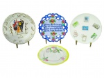 PORCELANAS e FAIANÇAS, quatro (4) pratos decorativos, sendo: A) um (1) prato em faiança Coimbra, com cena de casal e inscrição Recordação de Coimbra, medindo 20cm, borda com ornamentos; B) um (1) prato em faiança Alcobaça vazado/trabalhado com borda azul, flores e dizeres em português, colado na borda, medindo 19cm C) um (1) prato com temática filatélica, com estampas de selos e carimbos postais, medindo 19,5cm e D) um (1) prato em faiança com decoração floral, borda em degradê amarelo, medindo 18cm.