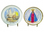 PORCELANAS, conjunto com dois (2) pratos decorativos religiosos confeccionados em porcelana, sendo: A) um (1) prato Fátima  Portugal, com cena de Nossa Senhora e pastorinhos, em policromia e filetes na borda, medindo 21cm e B) um (1) prato com imagem de Nossa Senhora Aparecida, em policromia, com borda dourada, medindo 19cm.