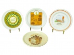 PORCELANAS e FAIANÇA, quatro (4) pratos decorativos, sendo três (3) em porcelana e um (1) em faiança, com temas variados (souvenir/publicitário), incluindo: A) um (1) prato com composição geométrica e inscrição Dubai; B) um (1) prato com estampa em tom amarelo, com desenhos/inscrições (tema São Paulo); C) um (1) prato com ilustração de edifício/monumento e filetes na borda; D) um (1) prato em faiança com paisagem em tom sépia e inscrição Azay-le-Rideau, maior medindo 19cm e menor 18cm.