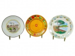 PORCELANA e DIVERSOS, conjunto com três (3) pratos decorativos souvenir, sendo: A) um (1) prato em porcelana com ilustração Rothenburg, com filete na borda, medindo 17,5cm; B) um (1) prato em madeira, com escudo central (cruz) e brasões ao redor, medindo 18cm e C) um (1) prato em porcelana Napoli  Panorama, com paisagem litorânea ao centro e borda ricamente decorada, medindo 19,5cm.