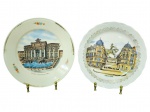 PORCELANAS, dois (2) pratos decorativos souvenir confeccionados em porcelana, sendo: A) JAHRE BAREUTHER, um (1) prato com ilustração ROMA  FONTANA DI TREVI, com pequenos detalhes florais na borda, medindo 24cm, falhas na douração e B) um (1) prato com borda recortada e decoração com cena urbana e inscrição ORLEANS, medindo 23,5cm, falhas na douração.