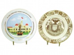 PORCELANA e FAIANÇA, dois (2) pratos decorativos, sendo: A) um (1) prato em porcelana com imagem de edifício oficial e inscrição em vietnamita Y BAN NHÂN DÂN THÀNH PH H CHÍ MINH, com elementos decorativos na borda, medindo 26cm B) um (1) prato em faiança vitrificada com brasão e inscrição SEAL OF CAMBRIA COUNTY  March 26, 1804, com decoração em tom sépia na borda, medindo 26cm.
