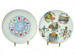PORCELANAS, dois (2) pratos decorativos em porcelana branca, sendo: A) um (1) prato com emblemas/escudos e inscrição UNITED NATIONS  EMERGENCY FORCE, medindo 26cm e B) um (1) prato com ilustrações temáticas em policromia (figuras e objetos), com faixas e legendas, medindo 26cm.