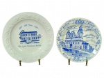 FAIANÇAS, dois (2) pratos decorativos em faiança vitrificada na tonalidade branca, sendo: A) um (1) prato com relevo na borda e estampa azul, inscrição 1897  100 Years  1997  The Lynn Historical Society; B) um (1) prato com estampa azul, tema Catedral Metropolitana  Belém/PA  1988, com dizeres comemorativos Feliz Natal / Merry Christmas / Frohe Weihnacht, maior medindo 26cm e menor 23cm.