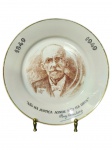 PORCELANA, um (1) prato comemorativo confeccionado em porcelana branca, Porcelana P. II (Rio de Janeiro  Brasil), com retrato de Ruy Barbosa e inscrições 1849  1949 e frase Não há justiça aonde não há Deus, com assinatura impressa, medindo 25,5cm, falhas na douração.