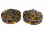 LUSTRES, par (2) de plafons para 1 lâmpada em vitral (estilo Tiffany), com estrutura em metal e vidros em tons âmbar e amarelo, formato octogonal, com topo metálico perfurado para fixação, medindo 14x22cm.