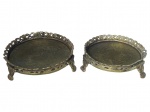METAL PRATEADO, duas (2) pequenas salvas confeccionadas em metal espessurado a prata, cinzelado por folhagens, galeria em vazado e apoiada sobre 3 pés em garra, falhas na prateação, medindo 11cm e 9,5cm.