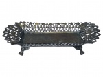 METAL PRATEADO, uma (1) pequena bandeja retangular confeccionada em metal espessurado a prata com rico cinzelado floral em vazados e bordas em ondulações, apoiada sobre 4 pés finalizados em garra, falhas no banho, medindo 23x10,5cm.