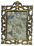 BRONZE, um (1) porta retrato retangular confeccionado em bronze com rico cinzelado de arabescos em vazados, medindo 33x24cm.